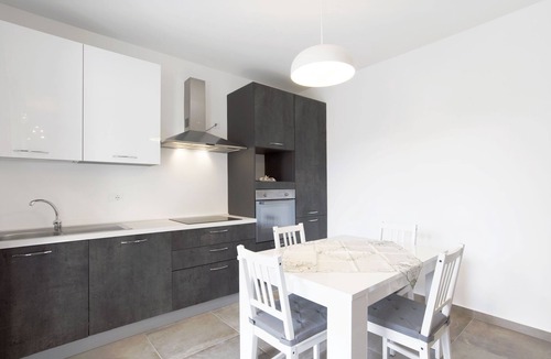 Bardolino Apartment | Modern Apartment Close to Lake Garda with Wi-Fi & Terrace