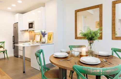 San Vicente Apartment | Modern Centric Apartment with Private Patio. Baños I