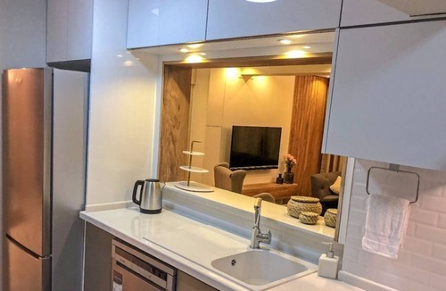 Ciftlikkoy Apartment | Modern, Large Apartment with Sea View