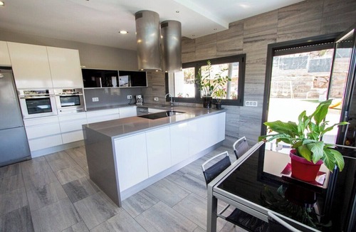 Sils Villa | Modern Marvel - 26km to Costa Brava beaches!