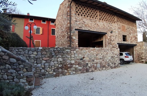 Monzambano House | Monzambano: House with garden and panoramic loggia with fireplace for barbecue