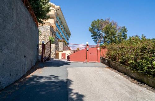 Vallecrosia Apartment | Moonstone Home - Seaview, Parking, WiFi