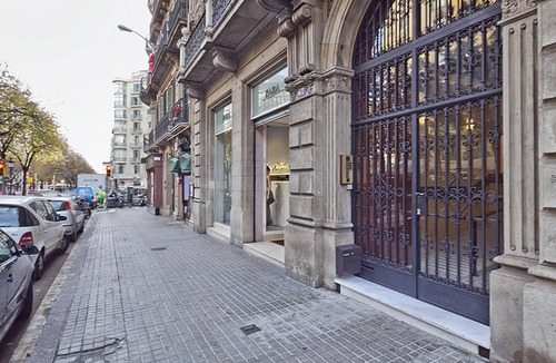 Eixample Apartment | My Space Barcelona Near La Pedrera, 2 apartments for up to 14 pax
