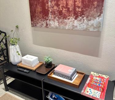 Pom Prap Apartment | Newly Renovated, 4BR Townhouse , 5min MRT , Group