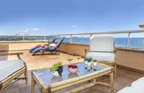 Mas Pinell Apartment | Nice apartment for 6 people with WIFI, pool, TV, terrace and parking