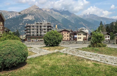 Oulx Apartment | Nice apartment for 4 guests with TV, terrace, pets allowed and parking