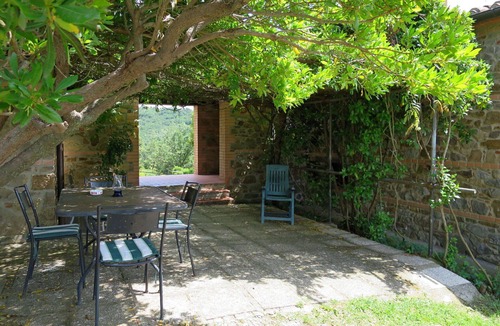 Paciano Villa | Nice apartment in villa for 6 guests with WIFI, pool, TV, terrace and pets allowed