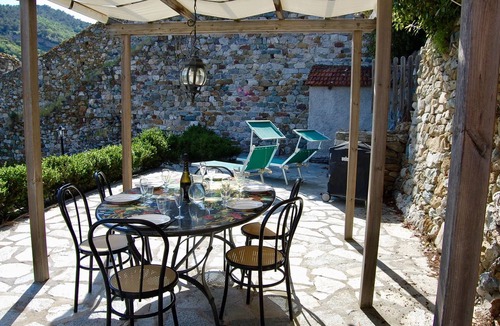 Noli House | NOLI: apartment in villa with garden and views of the gulf