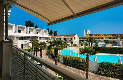 Eraclea Mare Apartment | Oasi moderna con piscina a due passi dal mare