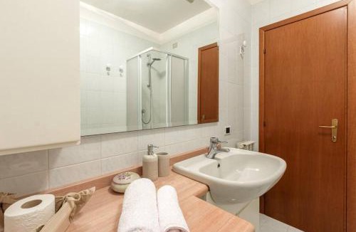 Brezzo di Bedero Apartment | "Panorama sul Lago" Lake Maggiore, Free Wifi Netflix and Tennis