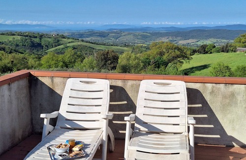Pancole Apartment | Panoramic apartment with large terrace overlooking the sea, pets allowed.