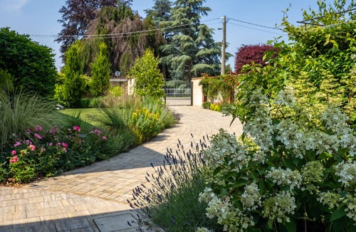 Cressa Apartment | Peaceful Apartment with Garden in Farmhouse Resort