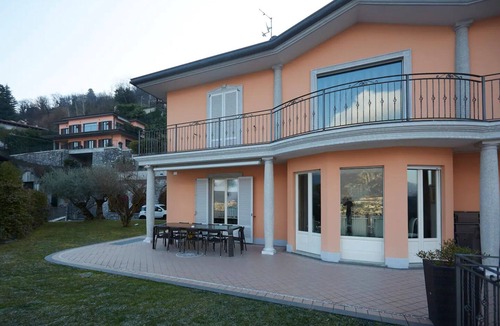 Riva Villa | Perched above the gleaming waters of Lake Como