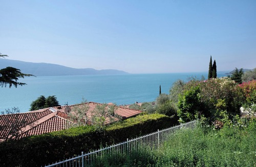 Gargnano Apartment | Pet-Friendly Apartment Villa Gargnano with Lake View & Garden