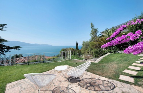 Gargnano Apartment | Pet-Friendly Apartment Villa Gargnano with Lake View & Garden