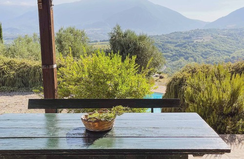 Castiglione a Casauria Apartment | Pietra Pizzuta Country House "Morrone" in the heart of Abruzzo. 1 pool