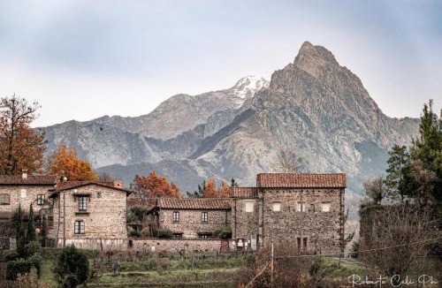 San Terenzo Monti Villa | Podere Beatrice 20 Pax by VILLASRETREATS