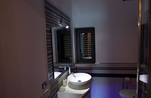 Campolattaro Hotel | Purple Room - Bedroom with lake view