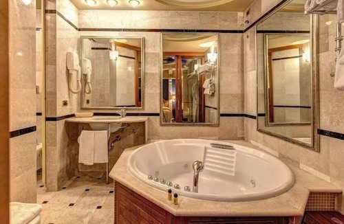 Piotello House | R 1165 Motel Rosetta Double-Bed Room with Traditional King size Bed, Modern Bathroom & Free Wi-Fi -