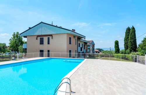 Cisano Apartment | Regarda - Emerald apartment near the beach with pool