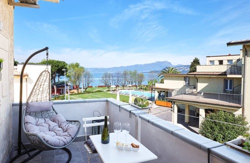 Cisano Apartment | Regarda - modern studio The Beach with lake view near the beach