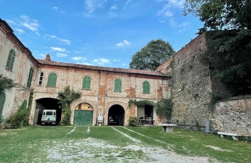 Brozolo House | Remodeled farmhouse next to medieval castle in Brozolo, Piedmont, Italy