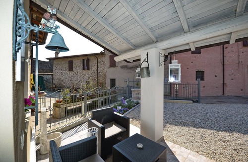 Castellaro Lagusello House | Residence at the Castle. Room in medieval village 10 minutes from Lake Garda