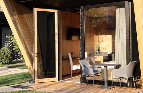 Valdobbiadene House | Roggia dei Cedri, a room surrounded by greenery in the heart of Valdobbiadene