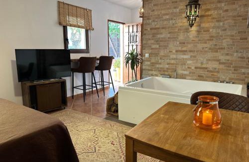 Felix Apartment | Romántico estudio rodeado de naturaleza con jacuzzi gigante