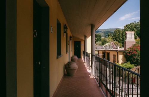 San Donato in Fronzano Apartment | Room '64 H Fattoria Degli Usignoli Doppia' with Shared Pool, Wi-Fi and Air Conditioning