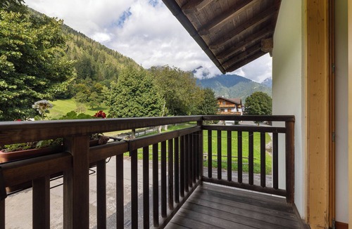 Caderzone Terme Apartment | Room 'Camera Doppia N 3' with Mountain View, Shared Garden and Wi-Fi