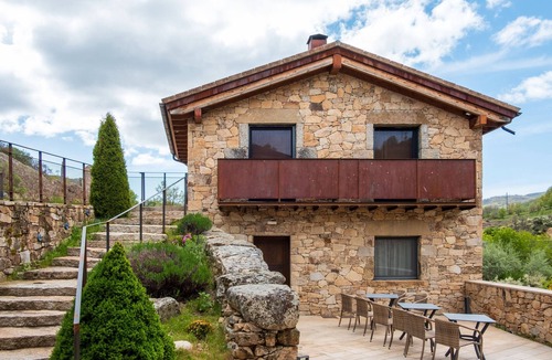San Juan de Gredos Apartment | Room 'Galayos' with Mountain View, Shared Terrace and Wi-Fi