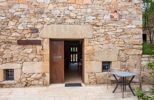 San Juan de Gredos Apartment | Room 'Galayos' with Mountain View, Shared Terrace and Wi-Fi