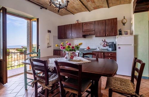 Castel del Piano Apartment | Room 'Ginepro' with Shared Terrace, Shared Garden and Wi-Fi