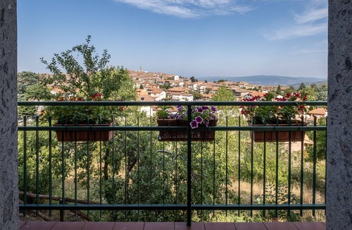 Castel del Piano Apartment | Room 'Ginepro' with Shared Terrace, Shared Garden and Wi-Fi