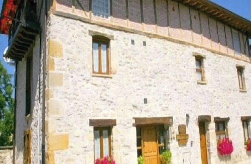 Agurain House | Room 'Habitacion Roja' with Shared Terrace, Shared Garden and Wi-Fi