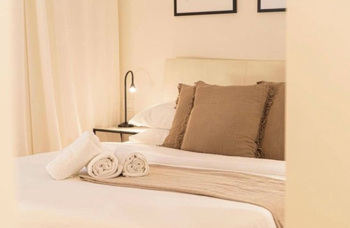 San Giovanni la Punta House | Room 'La Mora' with Shared Pool, Wi-Fi and Air Conditioning