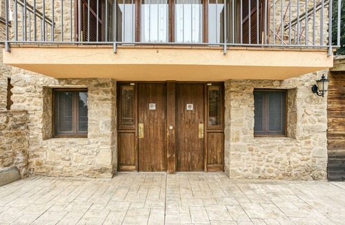 Pujals dels Pagesos Apartment | Room 'Llevant' with Shared Pool, Wi-Fi and Air Conditioning