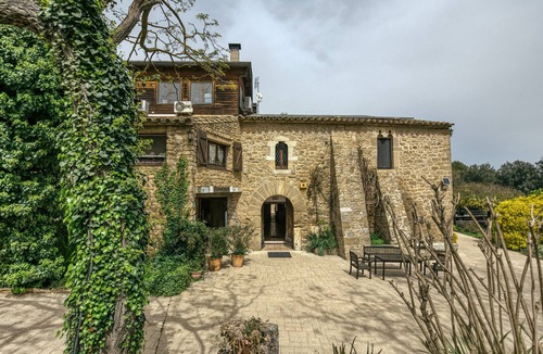 Pujals dels Pagesos Apartment | Room 'Llevant' with Shared Pool, Wi-Fi and Air Conditioning