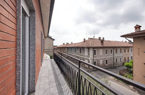 Alzate Brianza Apartment | Room 'Rosa' with Shared Terrace, Balcony and Wi-Fi