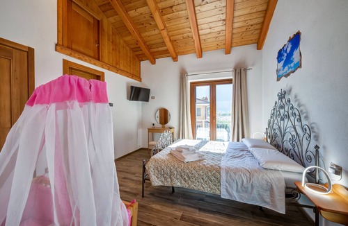 Donnas Bed & Breakfast | Room 'Zaffiro' with Mountain View and Wi-Fi