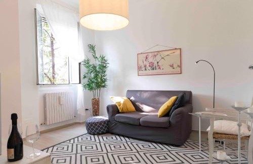 Reggio nell'Emilia Apartment | ROSSENA HOME tranquillo appartamento, con giardino, vicino al centro ed all'Ospedale Santa Maria Nuova SMN