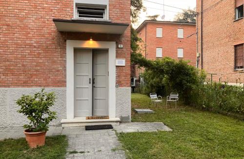 Reggio nell'Emilia Apartment | ROSSENA HOME tranquillo appartamento, con giardino, vicino al centro ed all'Ospedale Santa Maria Nuova SMN