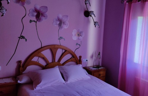 Villamanin Cottage | Rural house with fireplace next to hiking trails and ski slopes