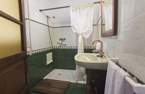 Valdes Cottage | San Martin Rural Apartments. Ferreiro House Climatized pool. Yard.