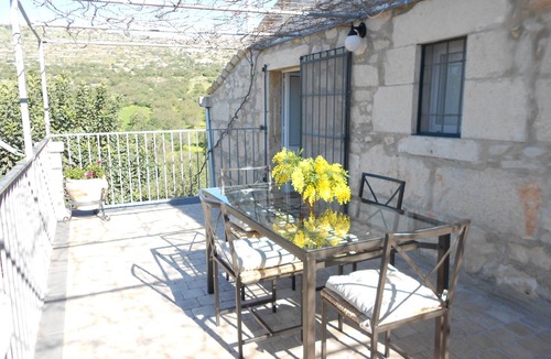 Ragusa House | Secluded old farmhouse with a view and pool to relax in total quiet.