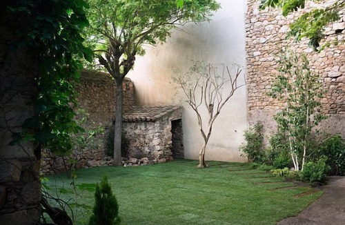 Vilanant Cottage | Self catering masia la capsa de Llum for 16 people