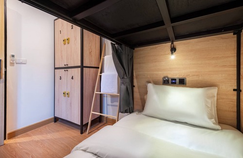 Bangkok Old Town Hostel | Siam Subway Hostel and Café