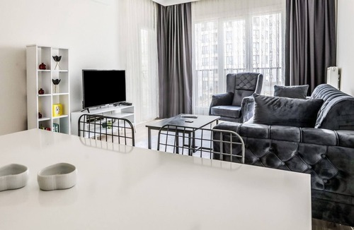 Pendik District Apartment | Sleek Flat with Tuzla Balcony