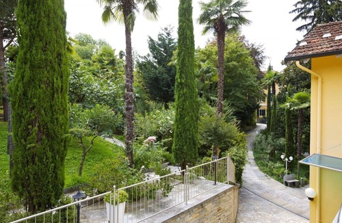 Susello Apartment | Spacious 1½-room apartment with balcony and pool and generous park
